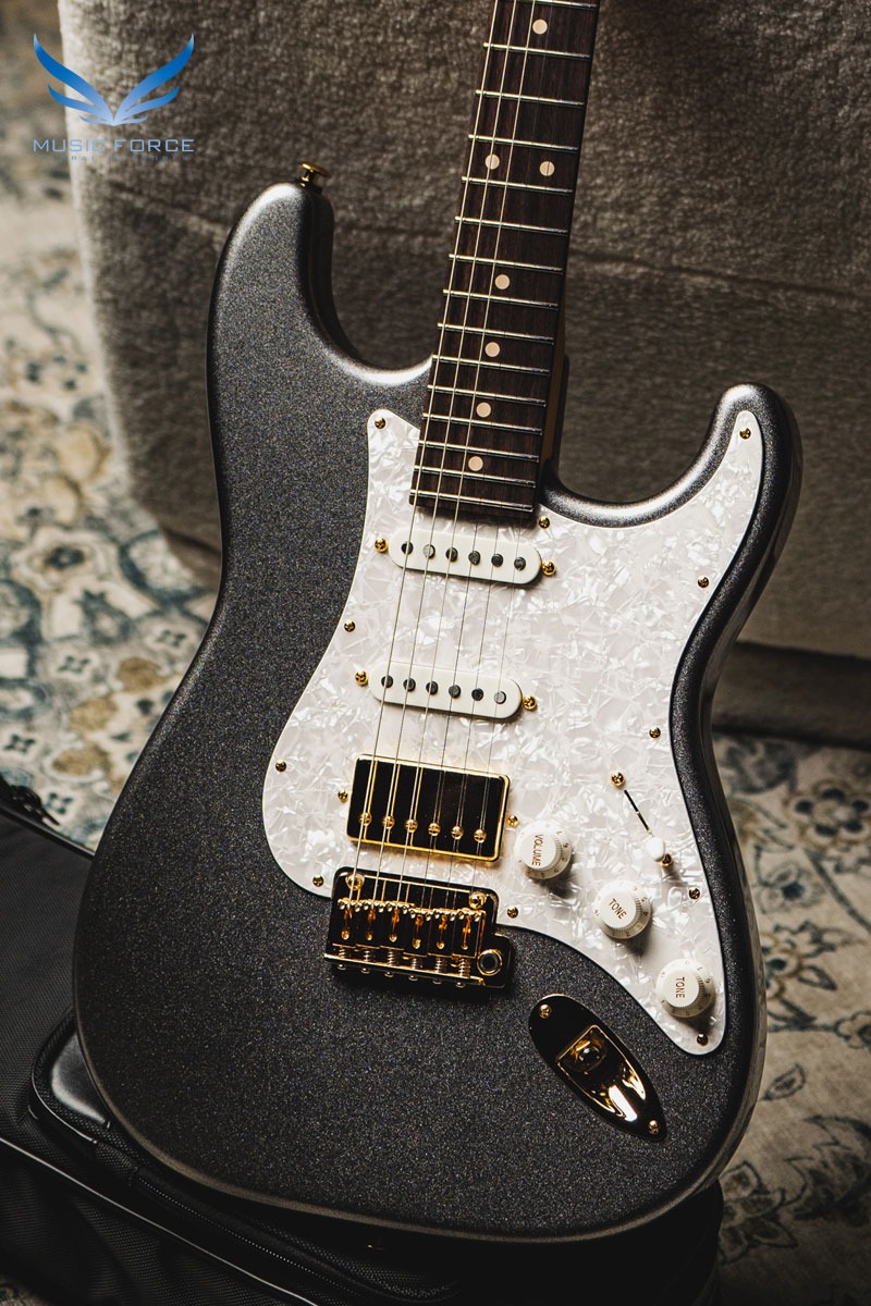 Suhr Classic S Dealer Select Limited Run - Charcoal Metallic w/White Pearl Pickguard, Match Painted Headstock, Gold Hardware &amp; SSCII System (2024년산/신품) - 79541